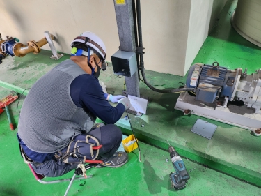 Removal and replacement work of old optical leak detectors installed on piping