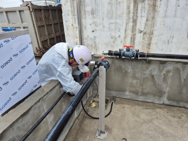 Outdoor leak detector piping installation work at the Gimpo Livestock Cooperative during rainy weather