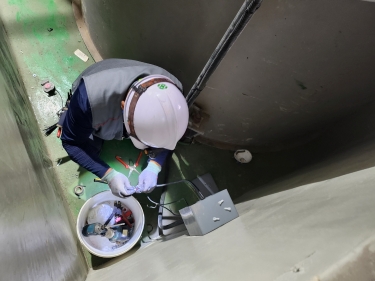 Terminal finishing and wiring completion work for leak detectors