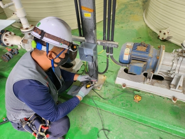 Wiring installation of electronic leak detectors in an explosion-proof area of a chemical plant in Ulsan