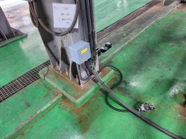Installation of an electronic leak detector with no false alarms during floor washing