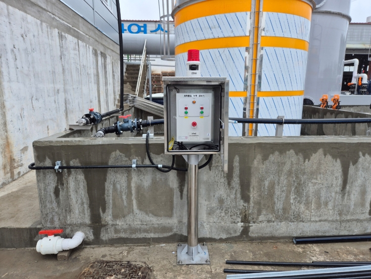 Leak detection receiver YH-100L safely installed in an outdoor SUS enclosure