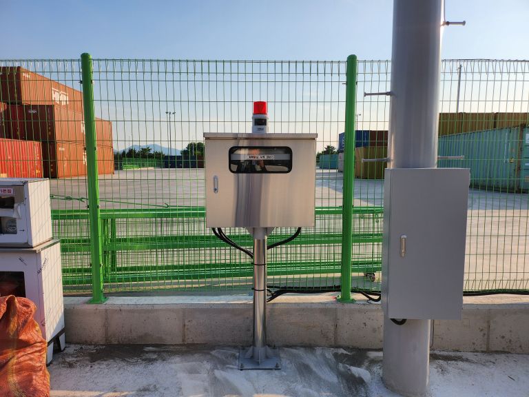 Leak detector receiver mounted in a durable SUS enclosure for outdoor environments