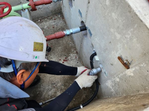 Precision piping and wiring work for an oil leak detection system