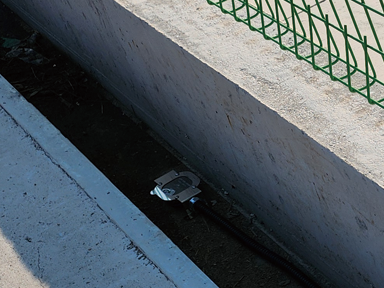 Leak detector sensor equipped with an external impact protection cover