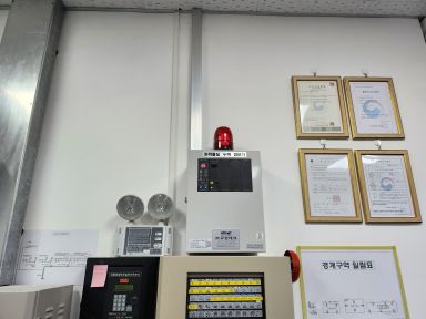 1-channel remote monitoring receiver and warning light installed in the office