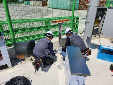 Piping installation work for an outdoor leak detection system at the Gwangyang logistics center