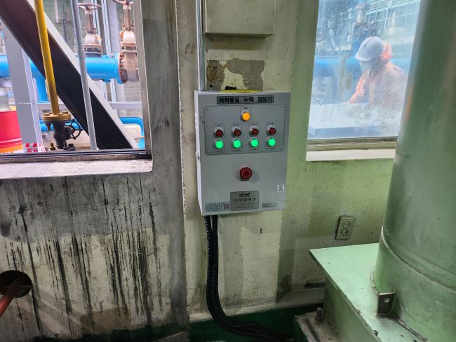 Completed wall-mounted leak detector receiver YH-100L installation