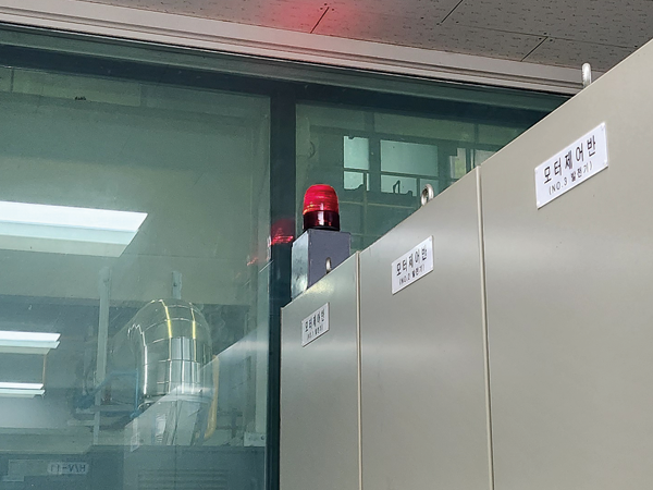 Leak detection alarm system linked with warning lights in the power plant machine room