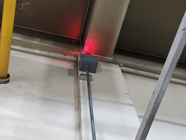 Warning light installed for immediate notification when an oil leak occurs