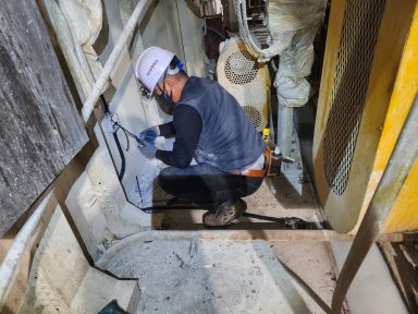 Leak detector piping installation work in the high-temperature environment of a paper mill