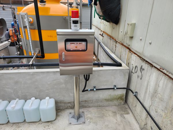 Interior of a leak monitoring receiver panel with built-in backup battery for operation during power failure