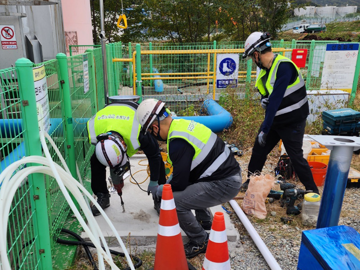 Warning beacon and alarm system installed at the hydrochloric acid tank area