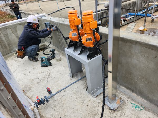 Installation work for outdoor leak detector wiring and protective conduit