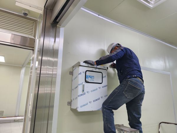 Precision installation of a leak sensor under narrow semiconductor equipment