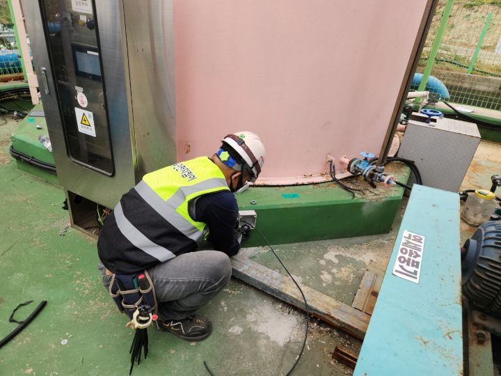 Fixing and leveling work for the outdoor stainless steel enclosure support