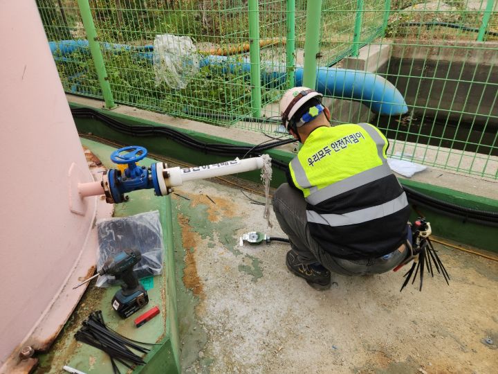 Conduit installation work around the outdoor hydrochloric acid tank area