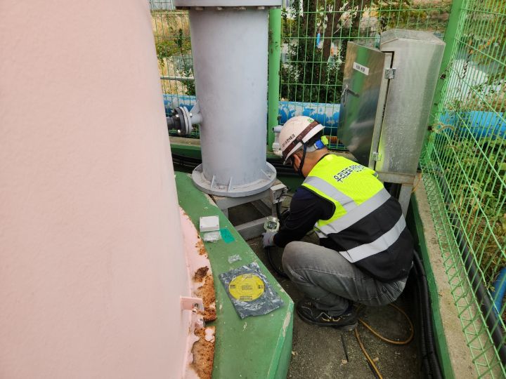 GW flexible conduit used to protect leak detector wiring