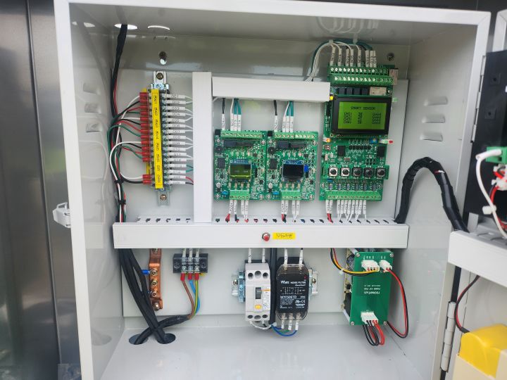 Internal backup battery and precision analysis modules inside the receiver panel