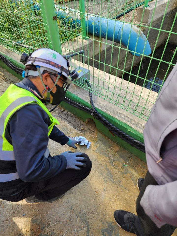 Demonstration of alarm reset and sensor washing procedures