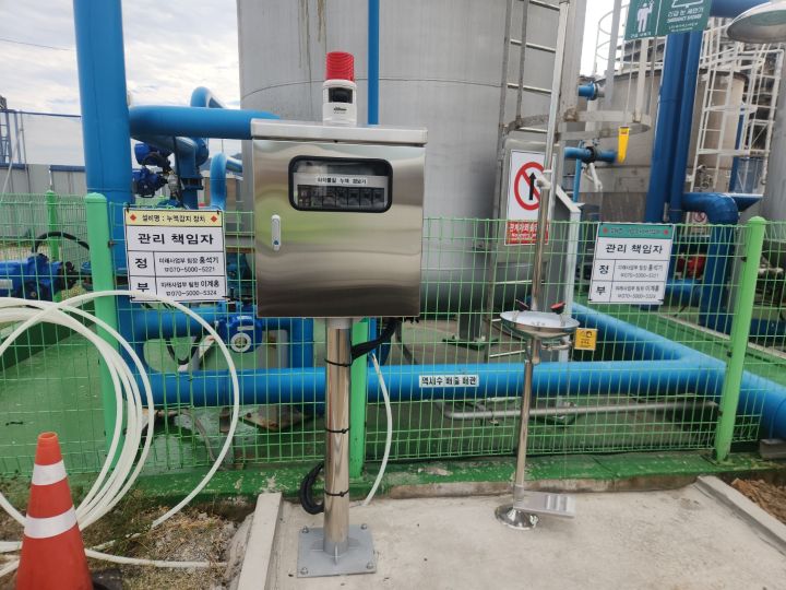 YH-200L leak detector receiver installed inside an outdoor stainless steel enclosure