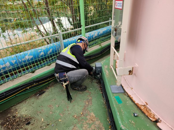 Point sensor positioning work in the trench area below the tank