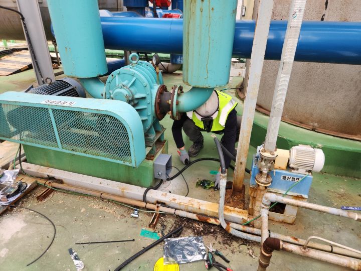 Power connection and internal wiring work for the leak detector receiver panel