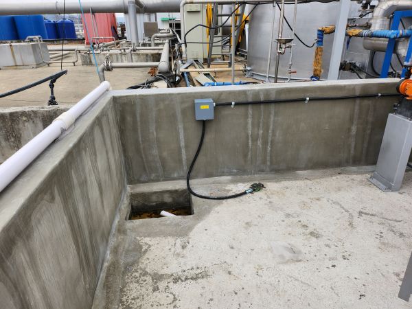YHSP-SAR leak detection sensor installed next to the drain pit in the outdoor tank area