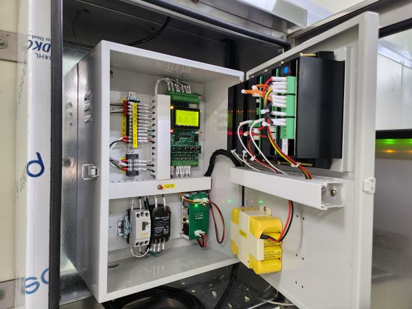 Interior of the receiver with built-in 105 dB high-output warning beacon and emergency battery