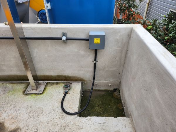 Waterproof leak detector that responds only to alkaline and inorganic solvent components