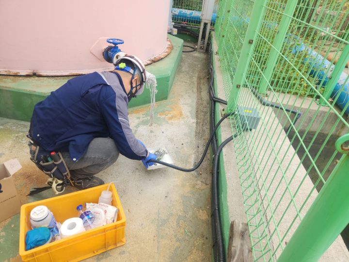 Preparing the sensor response test with diluted hydrochloric acid solution