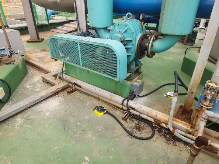 Checking stable signal transmission between the leak sensor and the controller