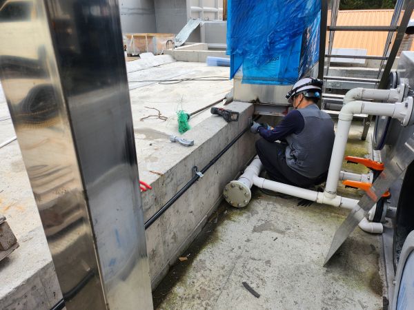  Corrosion-resistant PVC high-piping and protection for leak sensors