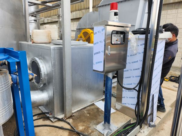 Leak alarm system with high-visibility beacon for outdoor chemical tank monitoring