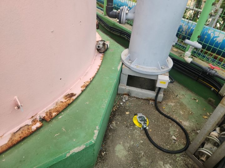 Special sensor surface designed for selective response to acids and alkalis