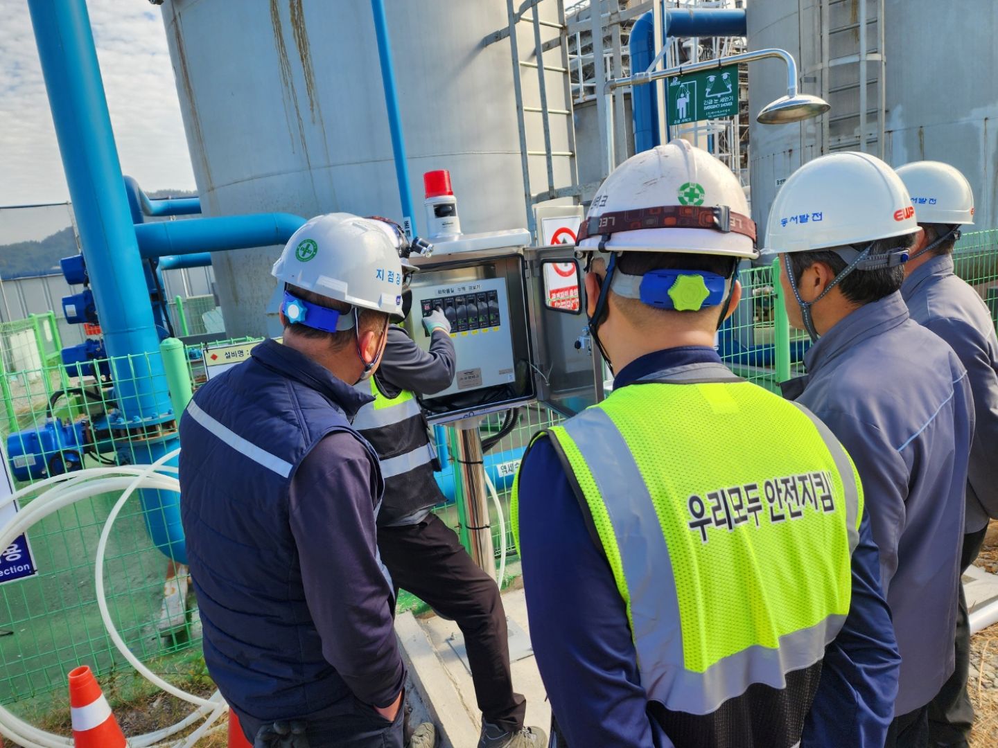 Handover of the leak detection system manual to on-site personnel