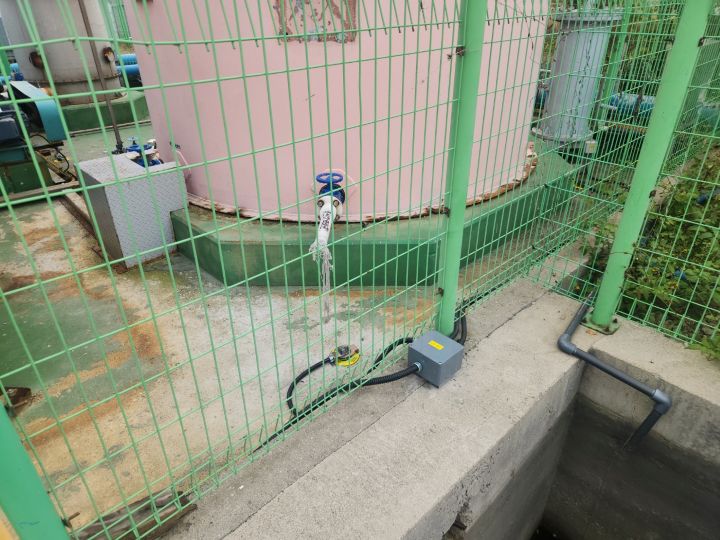 Close-up of the installed YHSP-SAR electronic leak point sensor