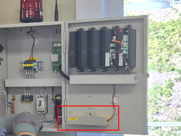 Backup battery integrated inside office wireless leak alarm receiver