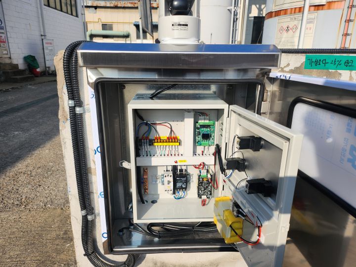 정전 시에도 작동하는 백업 배터리 내장형 수신기 내부