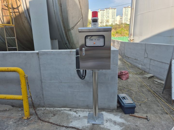 시인성이 뛰어난 경광등과 누액 감지 수신기 설치 모습