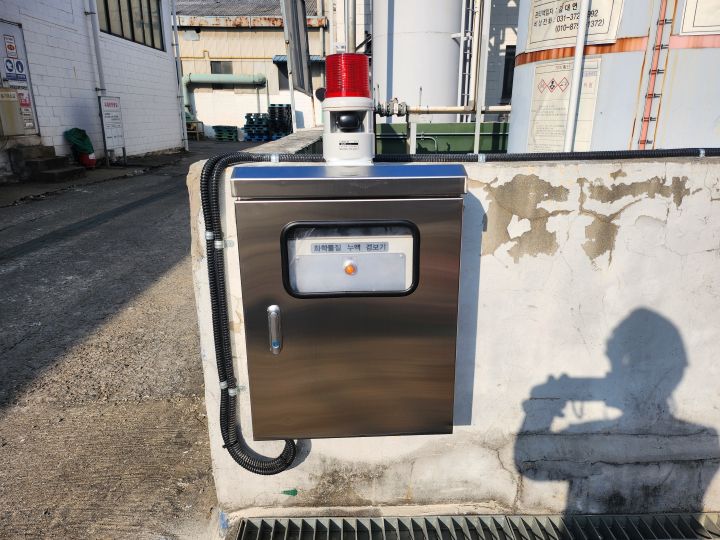 관리자가 확인하기 쉬운 위치에 설치된 누액 모니터링 시스템