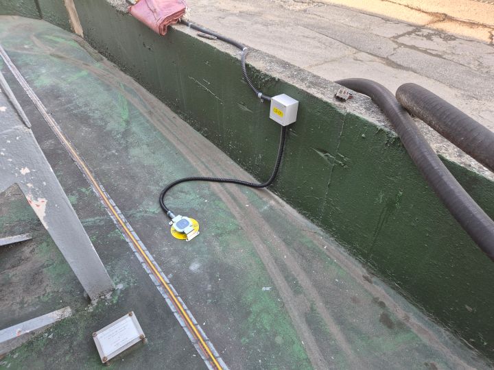 화학물질 저장 탱크 하단부에 설치된 유한테크 누액감지기