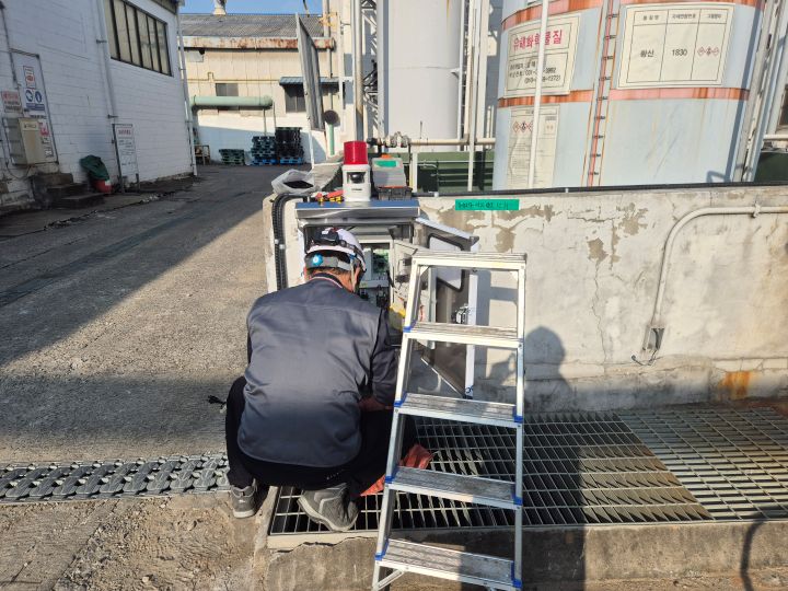 시인성이 뛰어난 경광등과 누액 감지 수신기 설치 모습