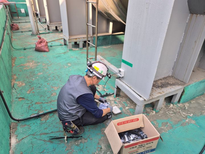 손상된 기존 필름형 누액감지기 철거 현장