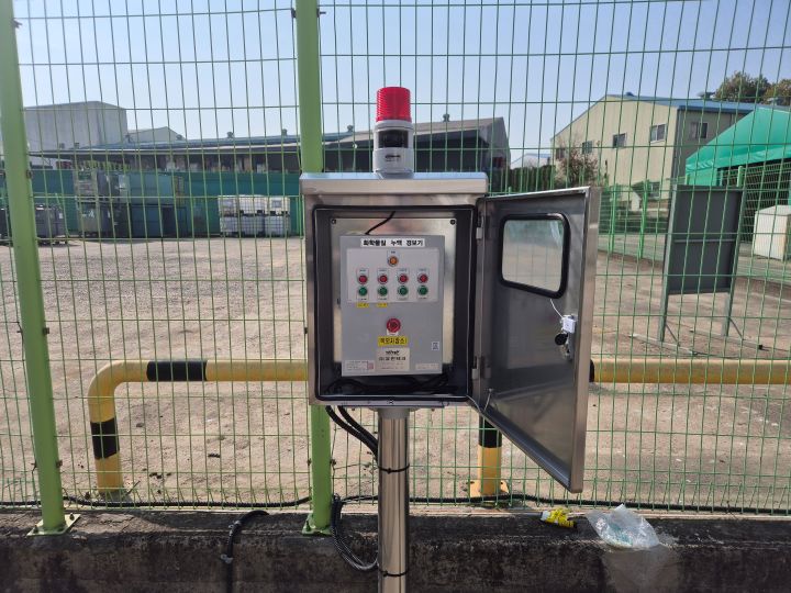옥외 탱크 저장소 인근에 설치된 방수형 수신반