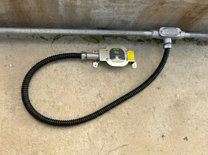 옥외 환경에서도 안전하게 작동하는 유한테크 포인트형 누액감지기 상세