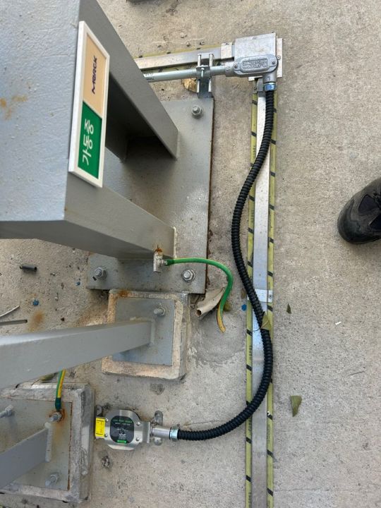 외부 충격에 취약한 필름형 센서와 견고한 유한테크 포인트 센서 대조