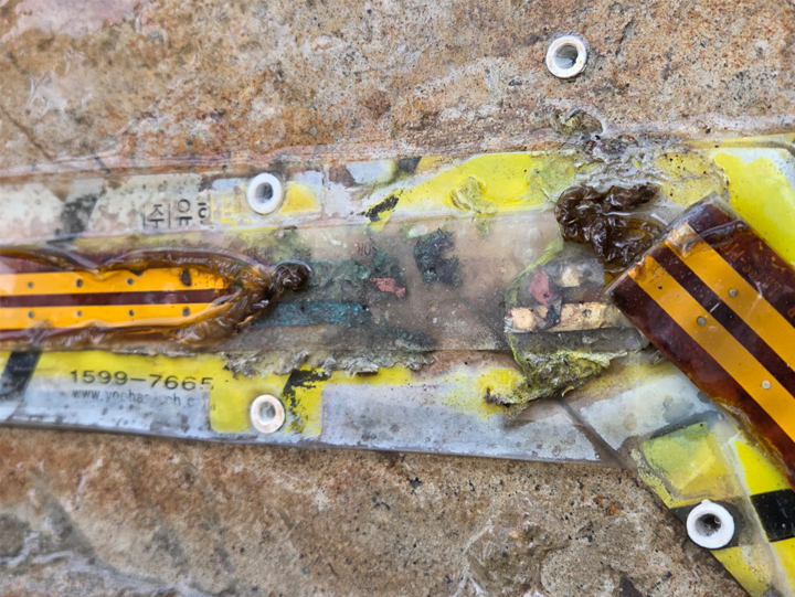 화학 반응으로 인해 심각하게 부식되고 녹아내린 기존 필름형 누액감지기