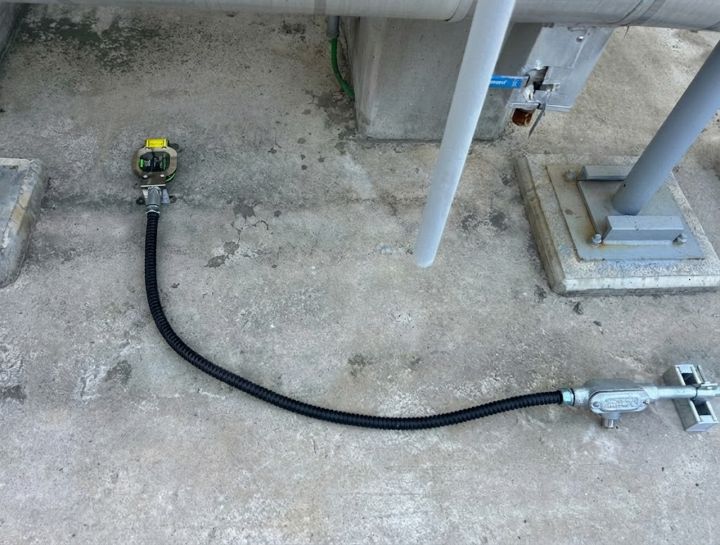 수산화칼륨 탱크 하부에 견고하게 설치 완료된 전자식 포인트 센서 YHSP-SAR