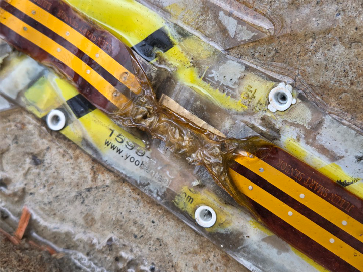 옥외 탱크 외부 환경 요인으로 파손되어 기능을 상실한 필름형 센서 상세